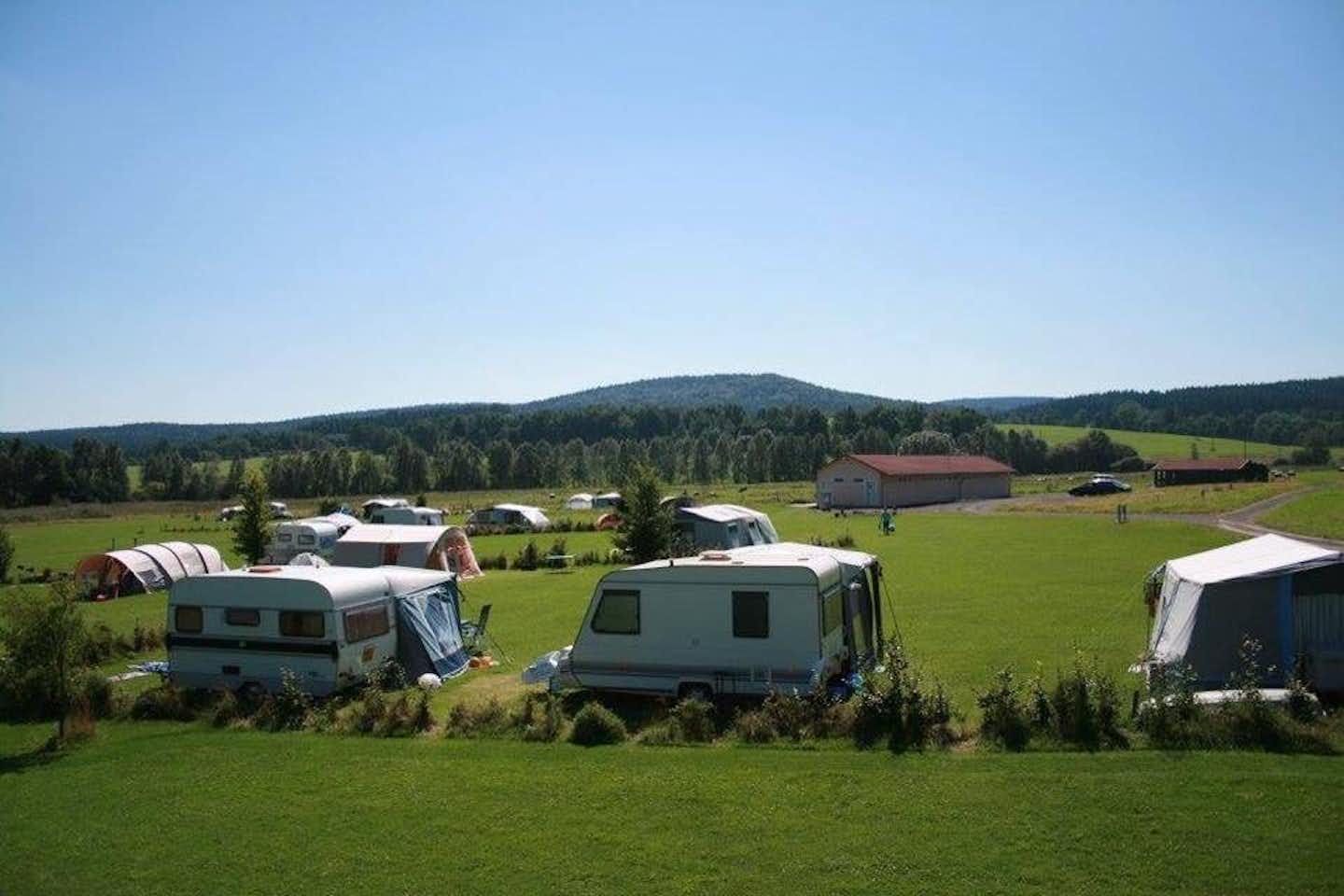 Camping De Regenboog - Wohnmobilstellplätze auf der Wiese