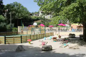Camping de Retourtour - Kinderspielplatz und Kleinfeld Fussballplatz
