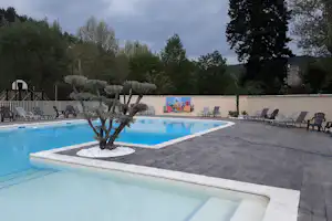Camping de Retourtour - Schwimmbecken auf dem Campingplatz mit Liegestühlen am Rand