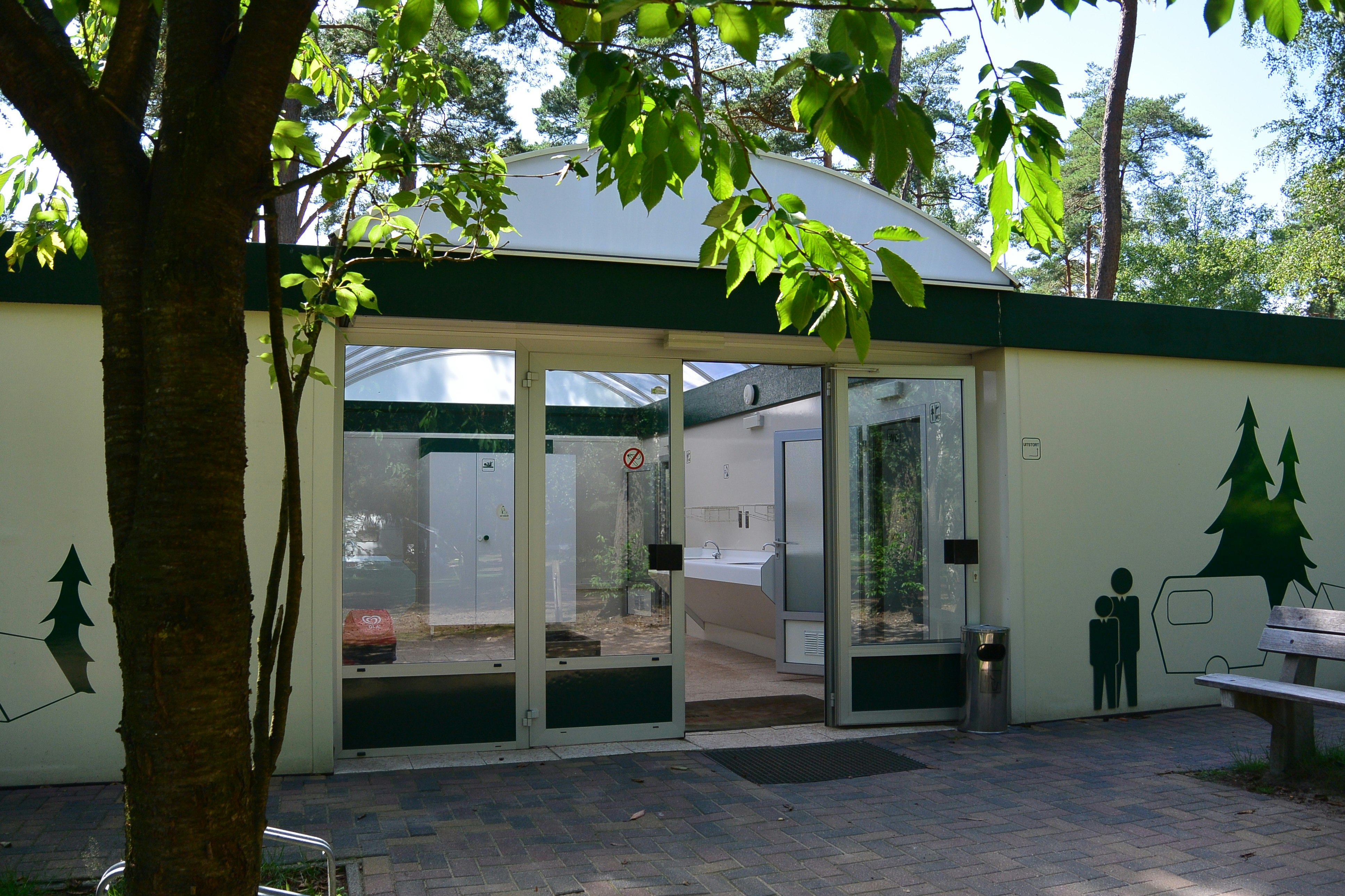 Camping de Rimboe -  Sanitärgebäude mit Waschbecken auf dem Campingplatz