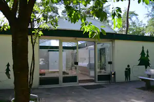Camping de Rimboe - Sanitärgebäude mit Waschbecken auf dem Campingplatz