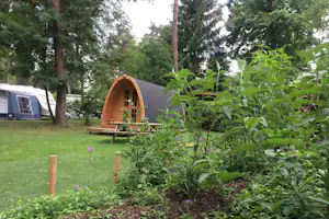 Camping de Rimboe - Waldhütte im Grünen auf dem Campingplatz--
