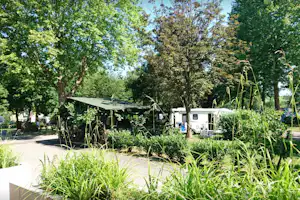 Camping de Riquewihr - Stellplatz und Mobilheime auf dem Campingplatz im Grünen