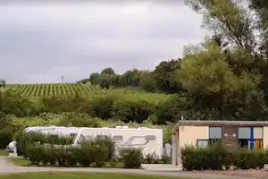 Camping de Riquewihr - Sanitärgebäude und Stellplatz vom Campingplatz