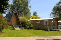 Camping de Rodaven - Mobilheim und Holzzelt auf dem Campingplatz