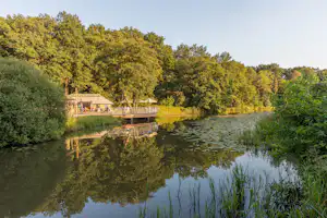 Huttopia De Roos Camping De Roos - Restaurant mit Terrasse am Ufer des Flusses