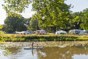 Huttopia De Roos Camping De Roos - Stellplätze direkt am Ufer des Flusses
