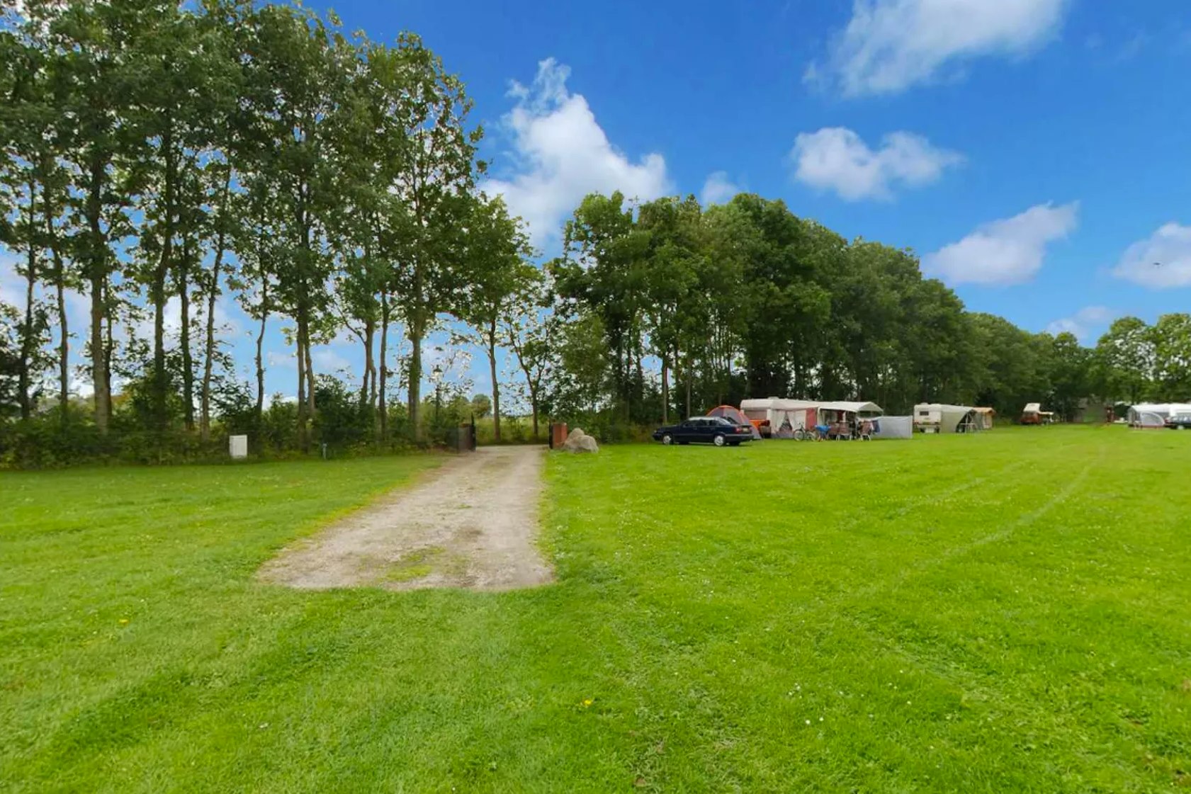 Camping De Rousant - Wohnmobil- und Wohnwagenstandplätze auf der Wiese