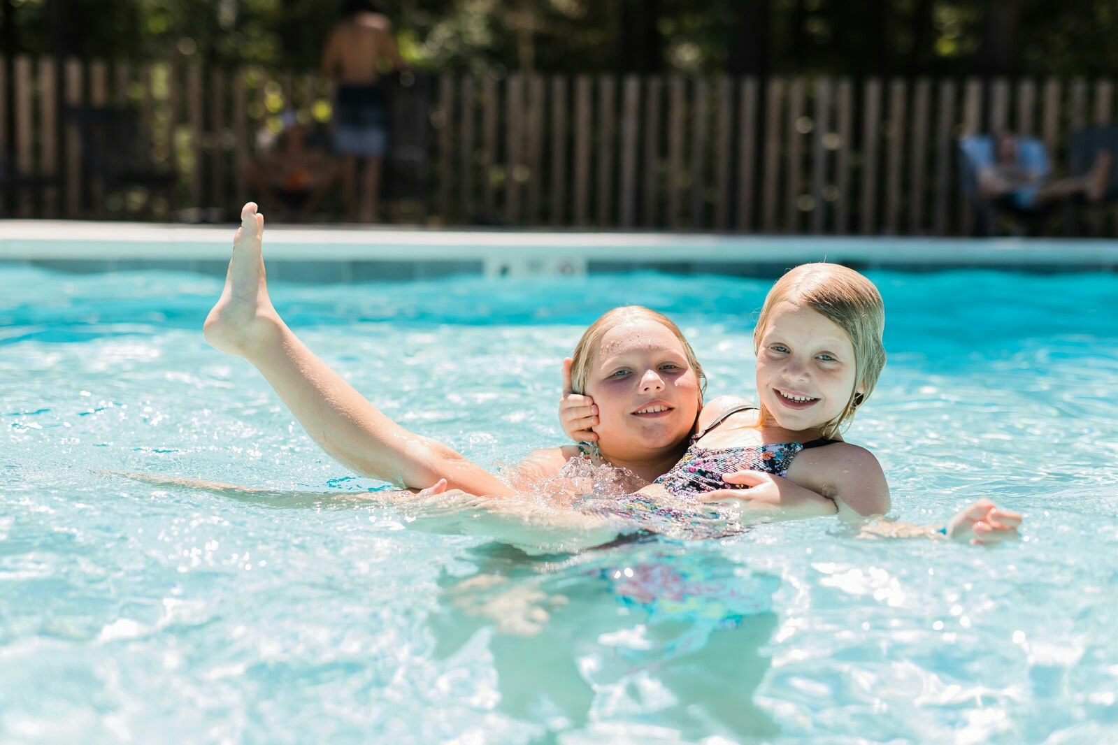 Onlycamp Camping du Lac  Camping de Roybon - Kinder im Pool auf dem Campingplatz
