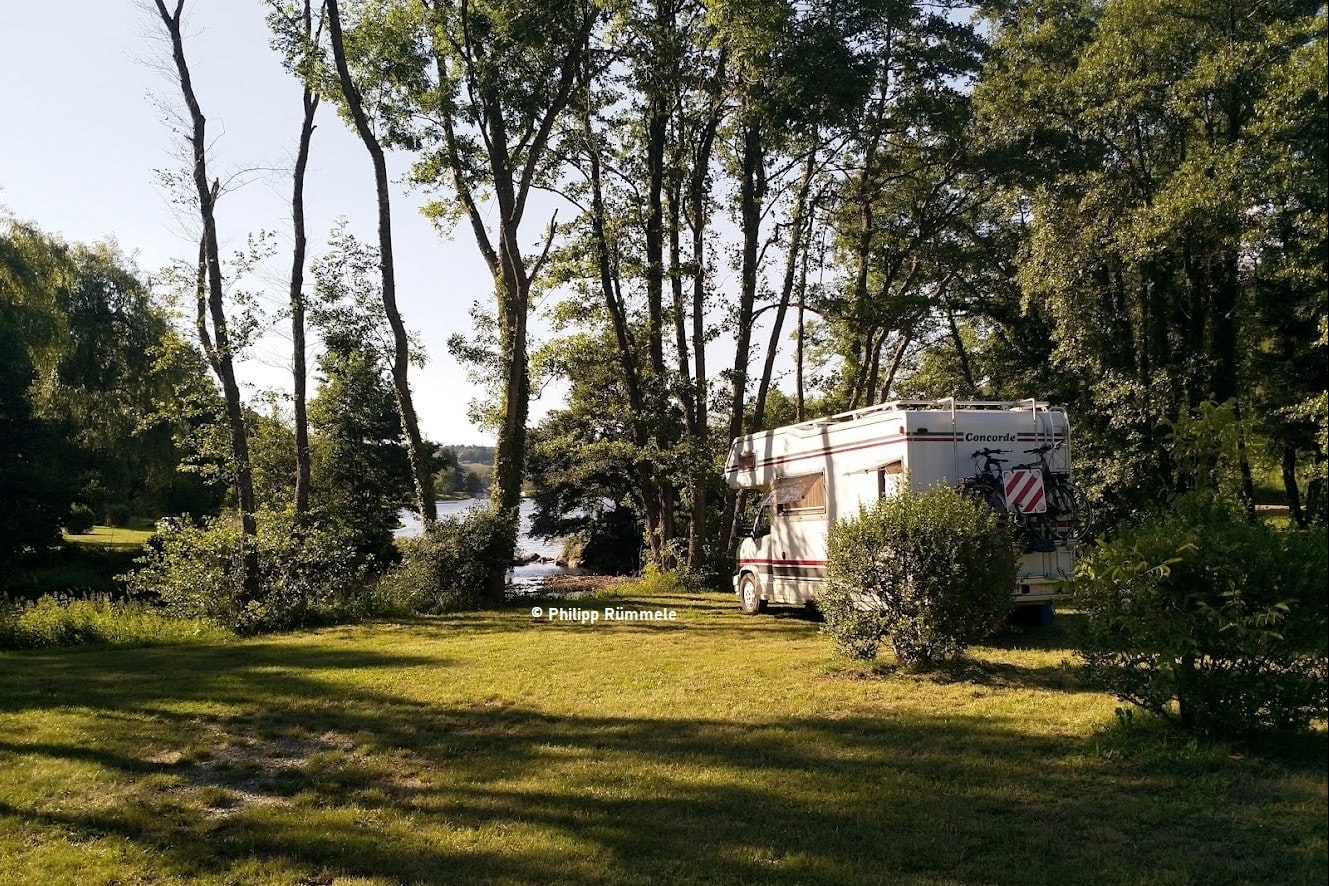 Onlycamp Camping du Lac  Camping de Roybon - Wohnmobil auf  Standplatz auf dem Campingplatz
