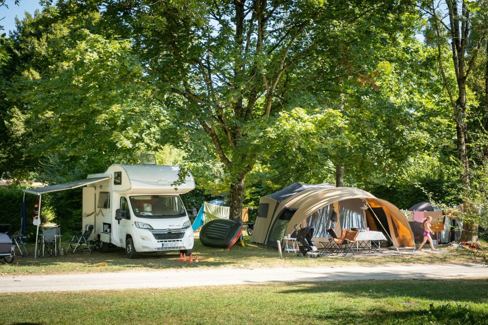 Onlycamp Camping du Lac  Camping de Roybon - Wohnmobil und Zelt auf Standplatz auf dem Campingplatz