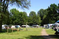 Camping De Ruimte -  Wohnwagen- und Zeltstellplatz mit Kinderspielgeräten davor