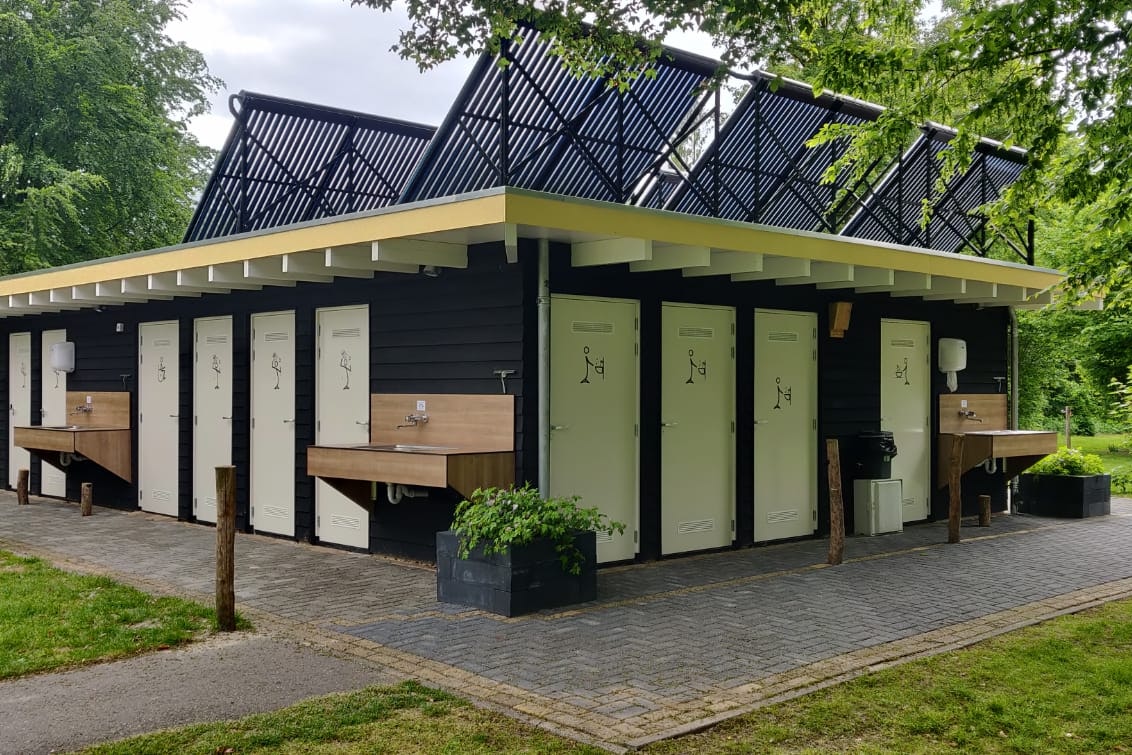 Camping De Ruimte - Außenansicht des Sanitärgebäudes