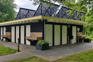 Camping De Ruimte - Außenansicht des Sanitärgebäudes