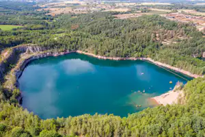Camping de Saulieu - Luftaufnahme des Campingplatzes am See