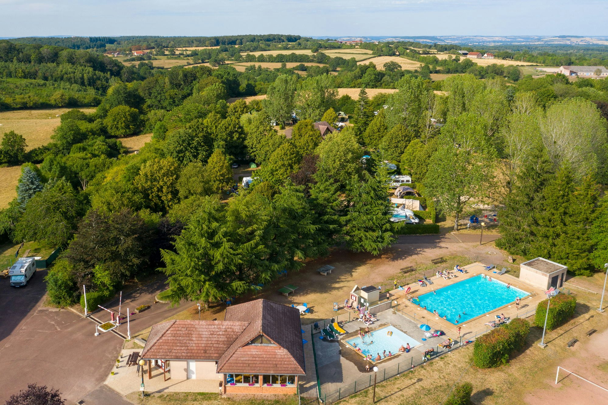 Camping de Saulieu  - Luftaufnahme des Campingplatzes mit Freibad