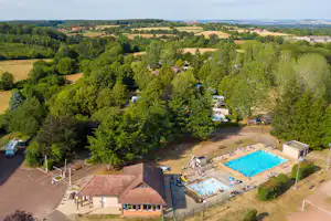 Camping de Saulieu - Luftaufnahme des Campingplatzes mit Freibad