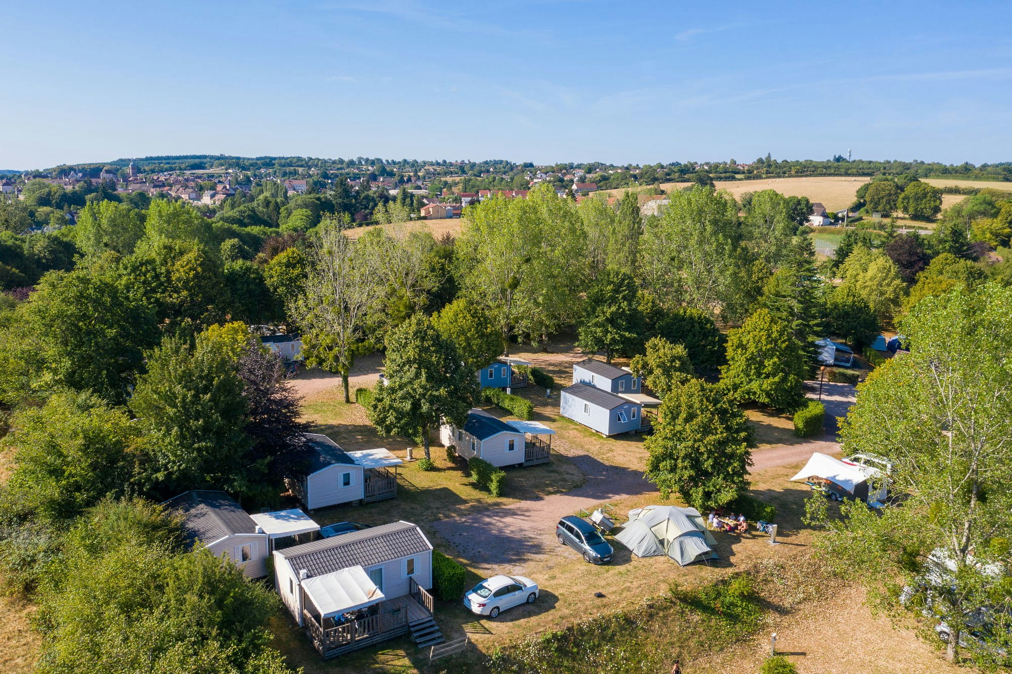 Camping de Saulieu  - Mobilheime zwischen den Bäumen auf dem Campingplatz