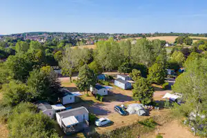 Camping de Saulieu - Mobilheime zwischen den Bäumen auf dem Campingplatz