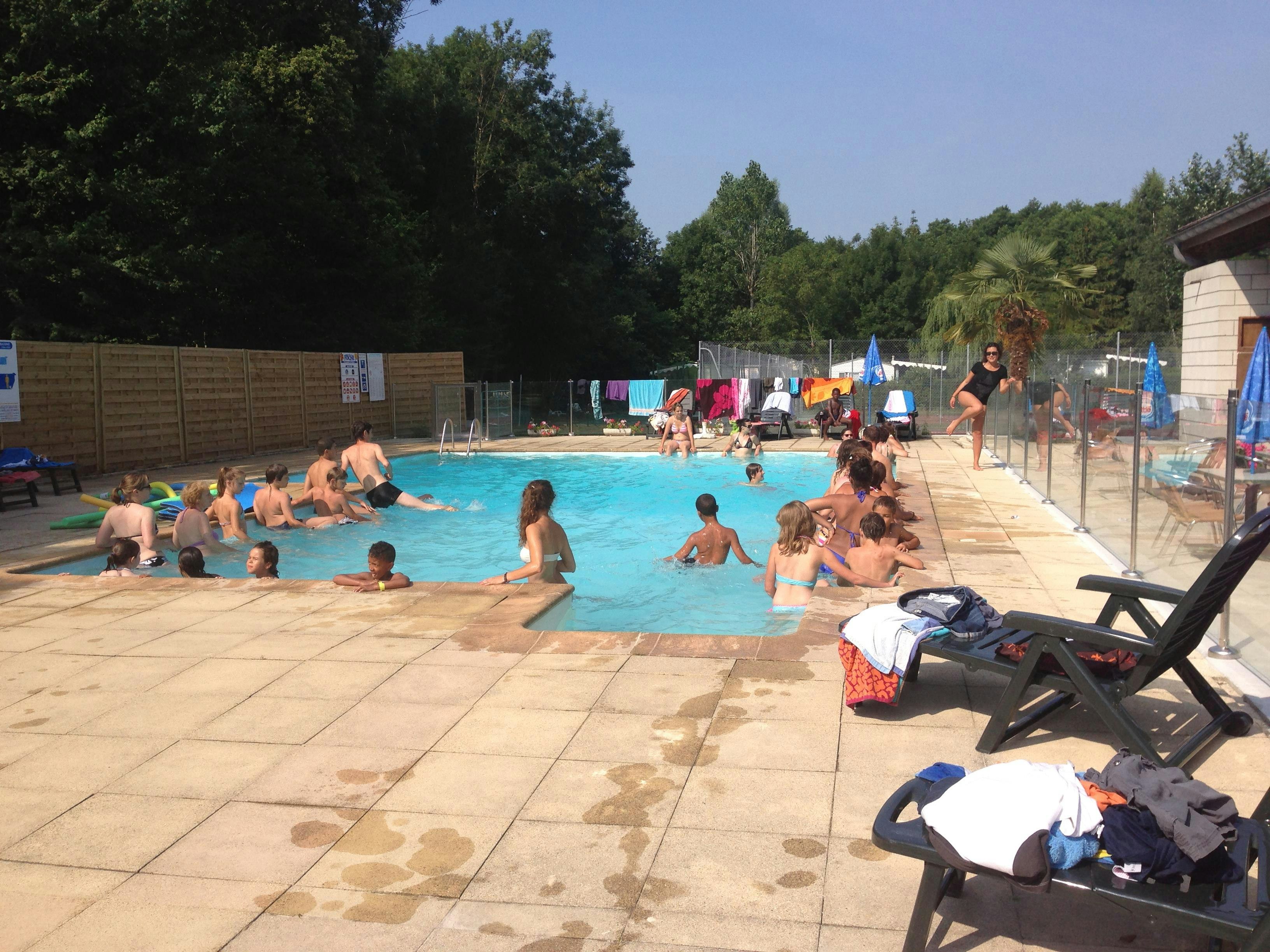 Camping De Saumont - Pool im Freien auf dem Campingplatz