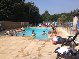 Camping De Saumont - Pool im Freien auf dem Campingplatz