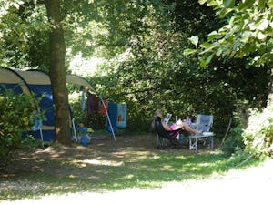 Camping De Saumont - Standplätze zwischen den Bäumen auf dem Campingplatz