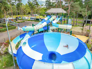 Capfun Camping De Scheepsbel - Rutschen im Wasserpark des Campingplatzes