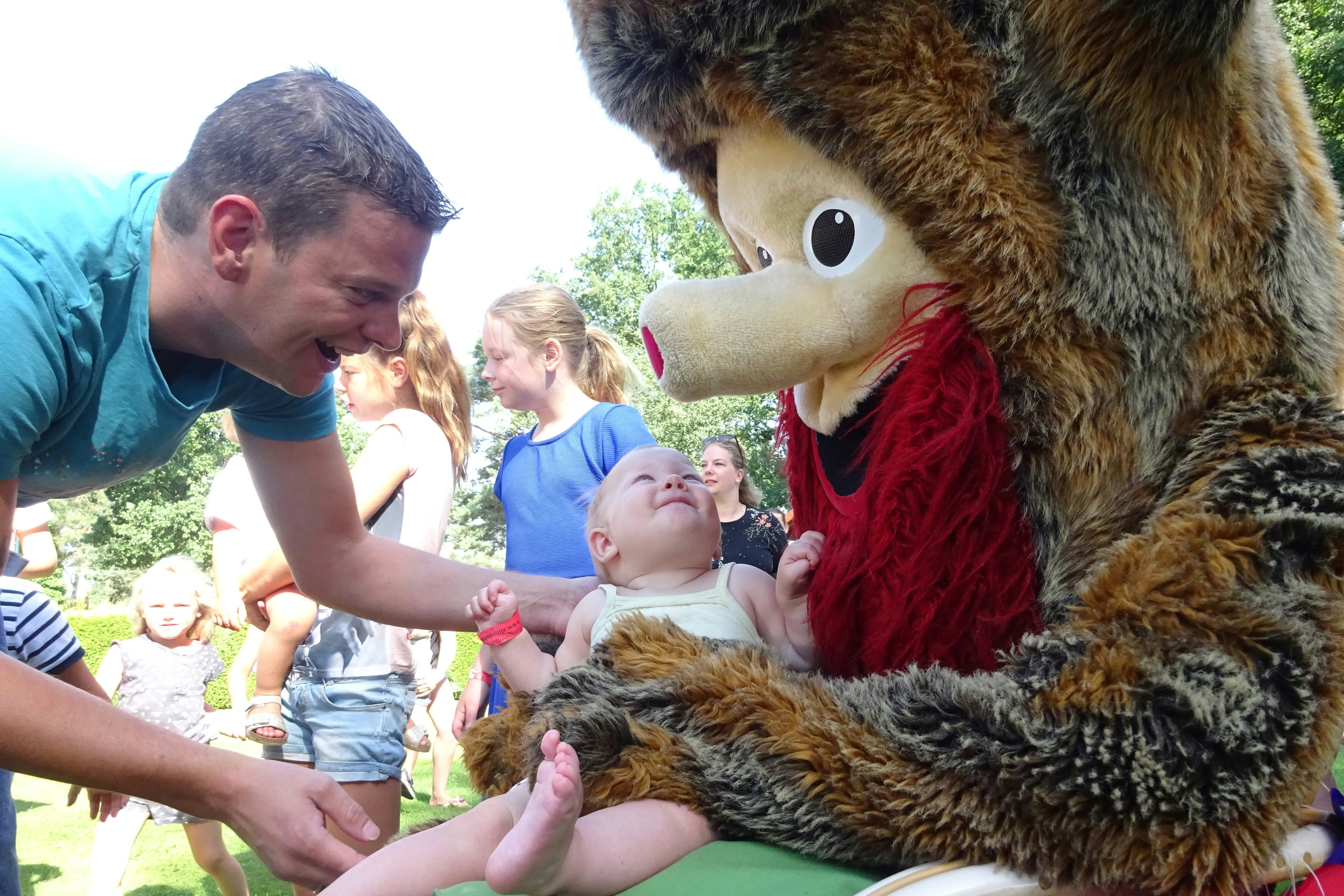Camping De Simonshoek - Vater mit Baby und dem Maskottchen des Campingplatzes