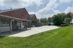 Camping De Soetelaer - Außenansicht des Sanitärgebäudes