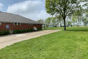 Camping De Soetelaer - Stellplätze auf der Grünfläche