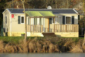 Camping de Sologne Salbris - Mobilheim mit Veranda auf dem Campingplatz