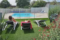 Camping de Sologne Salbris - Gäste beim Entspannen am Pool