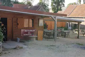 Camping De Sorel - Restaureant mit überdachten Sitzgelegenheiten im Freien
