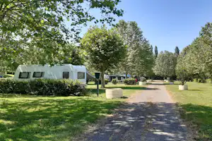 Camping de Thoissey - teilweise durch Hecken abgegrenzte und im Halbschatten unter Bäumen liegende Standplätze mit Zufahrt über einen geschotterten Weg