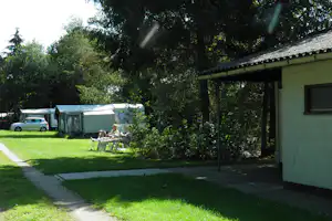 Camping De Tol - Wohnwagen- und Zeltstellplatz und Sanitärgebäude auf dem Campingplatz