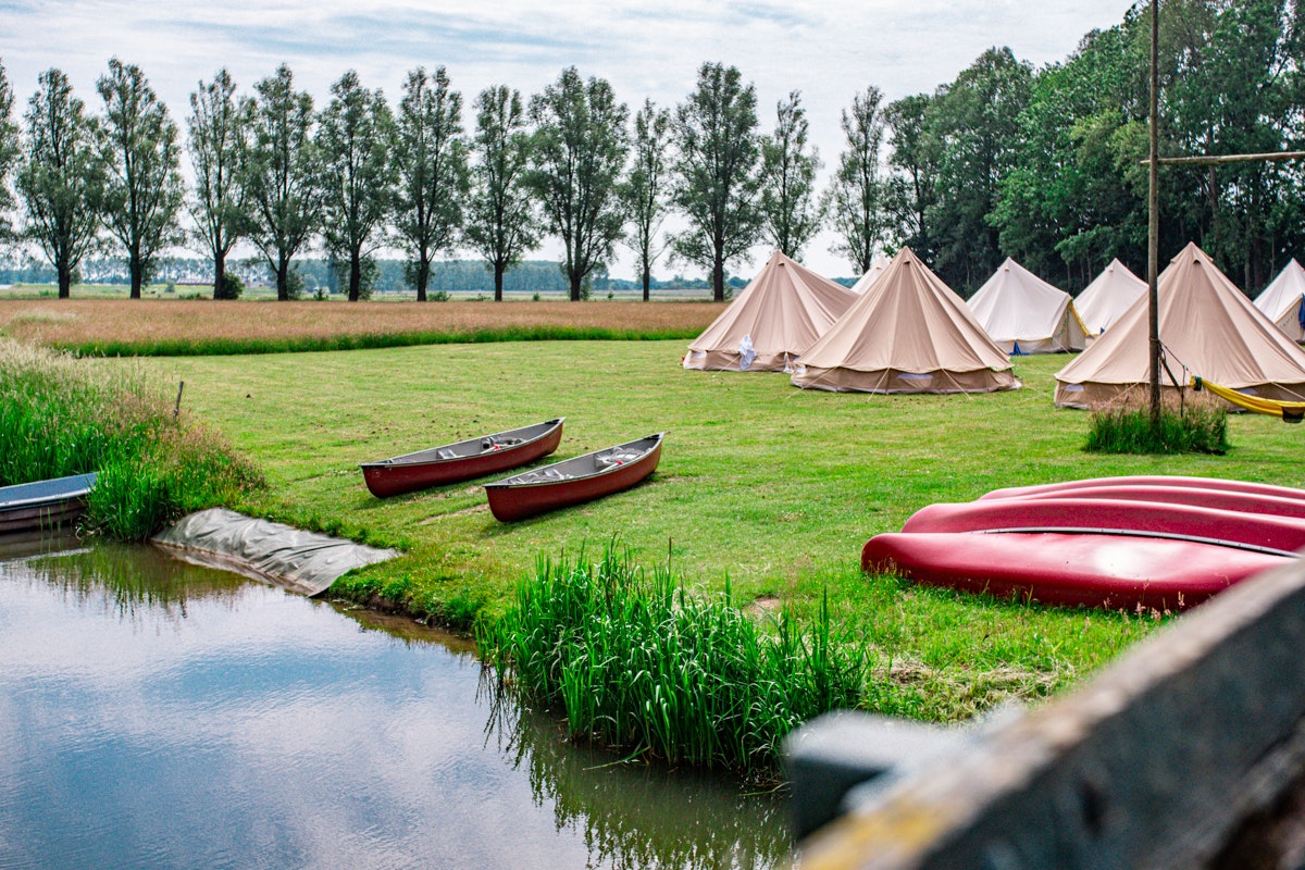 Camping de Tolbrug - Glamping-Zelte am Ufer des Sees