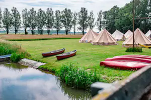 Camping de Tolbrug - Glamping-Zelte am Ufer des Sees