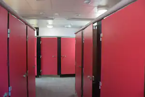Camping de Tournon HPA - Sanitärbereich vom Campingplatz mit Dusch- und Toilettenkabinen