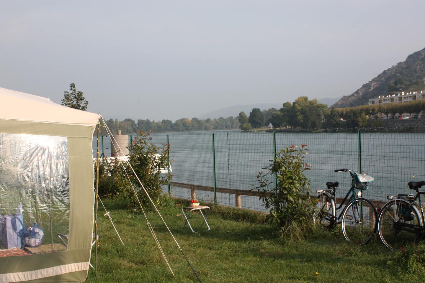 Camping de Tournon HPA  -  Stellplatz vom Campingplatz auf grüner Wiese am Ufer vom Fluss Rotten