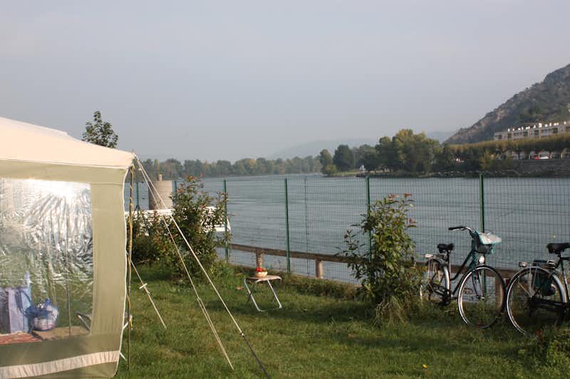 Camping de Tournon HPA  -  Stellplatz vom Campingplatz auf grüner Wiese am Ufer vom Fluss Rotten
