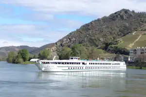 Camping de Tournon HPA - Blick vom Campingplatz ein ein Schiff auf dem Fluss
