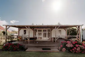 Camping de Tulpenweide - Mobilheim mit Terrasse auf dem Campingplatz