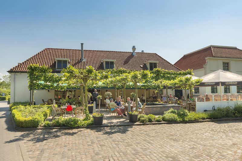 Camping De Uitwijk - Restaurant vom Campingplatz mit Terrasse