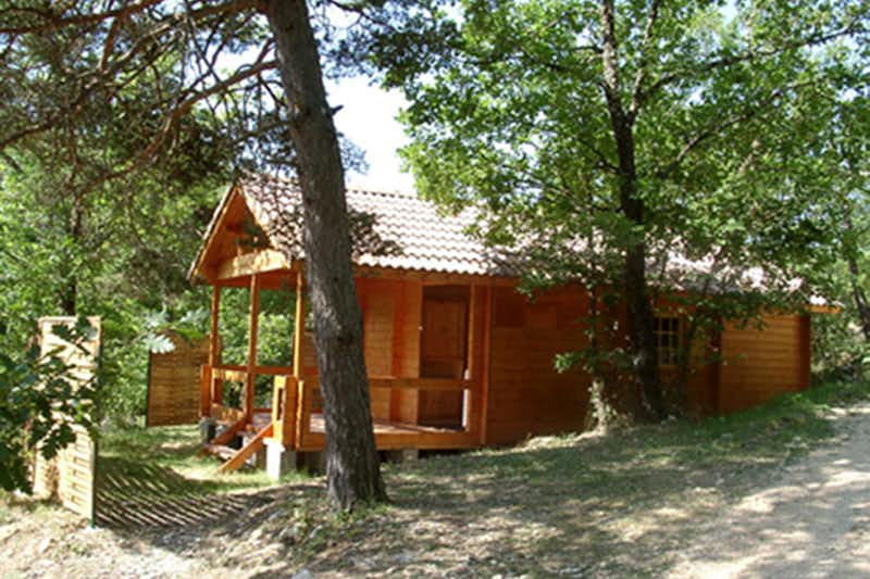 Camping de Valsaintes  - Mobilheim mit Veranda auf dem Campingplatz