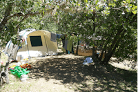 Camping de Valsaintes - Schattige Zeltplätze auf dem Campingplatz
