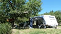 Camping de Valsaintes - Wohnmobil- und  Wohnwagenstellplätze auf der Wiese