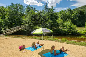 Camping de Vaubarlet - Gäste in der Sonne am Fluss