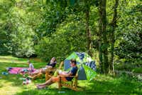Camping de Vaubarlet - Gäste rasten im Schatten der Bäume