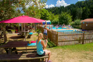 Camping de Vaubarlet - Schwimmbad mit Gästen und Wald