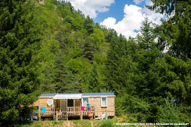 Camping de Vaubarlet -Gäste im Mobilheim  umringt von Wald